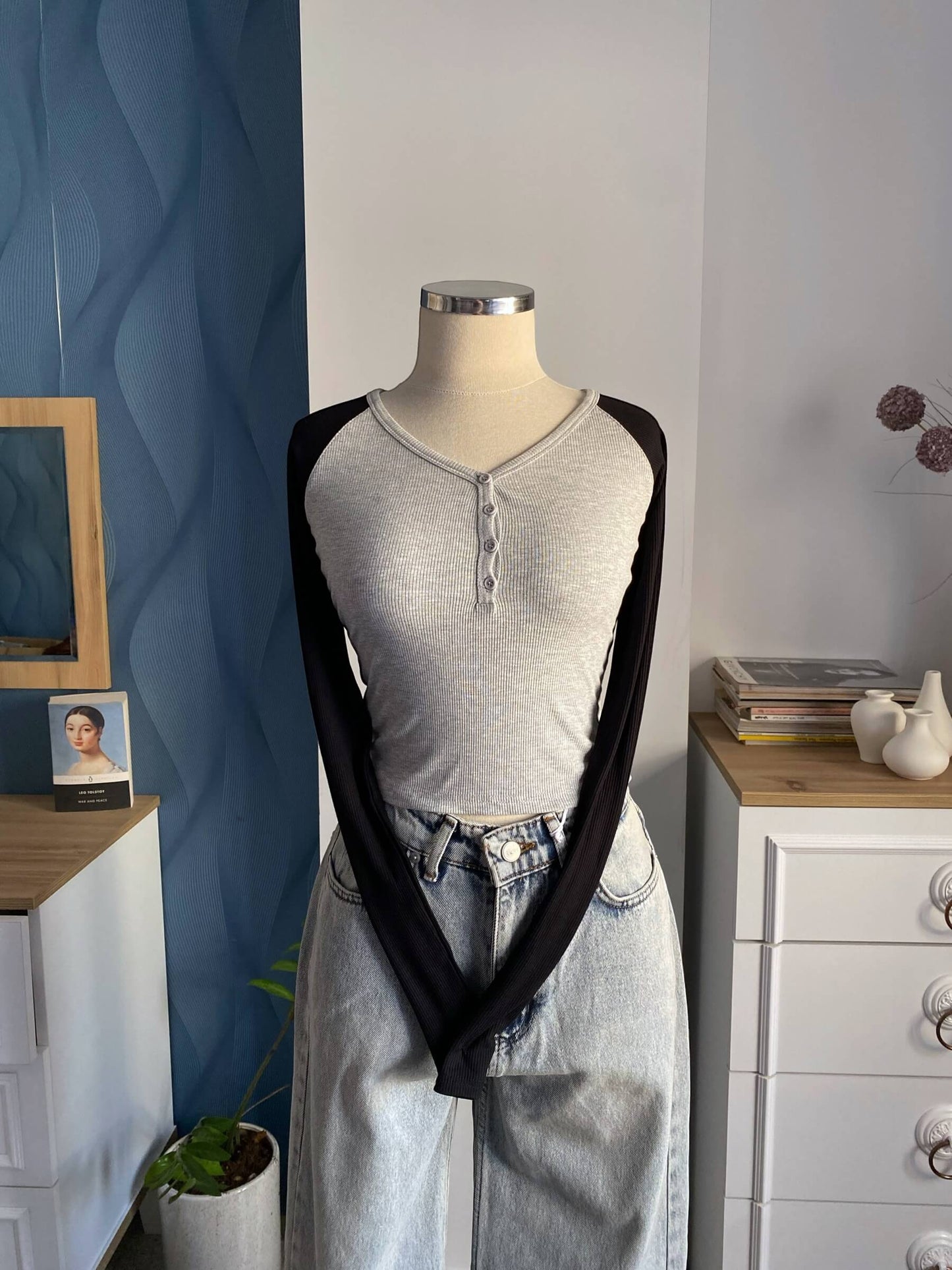 توب رصاصي ردن اسود مع ازرار