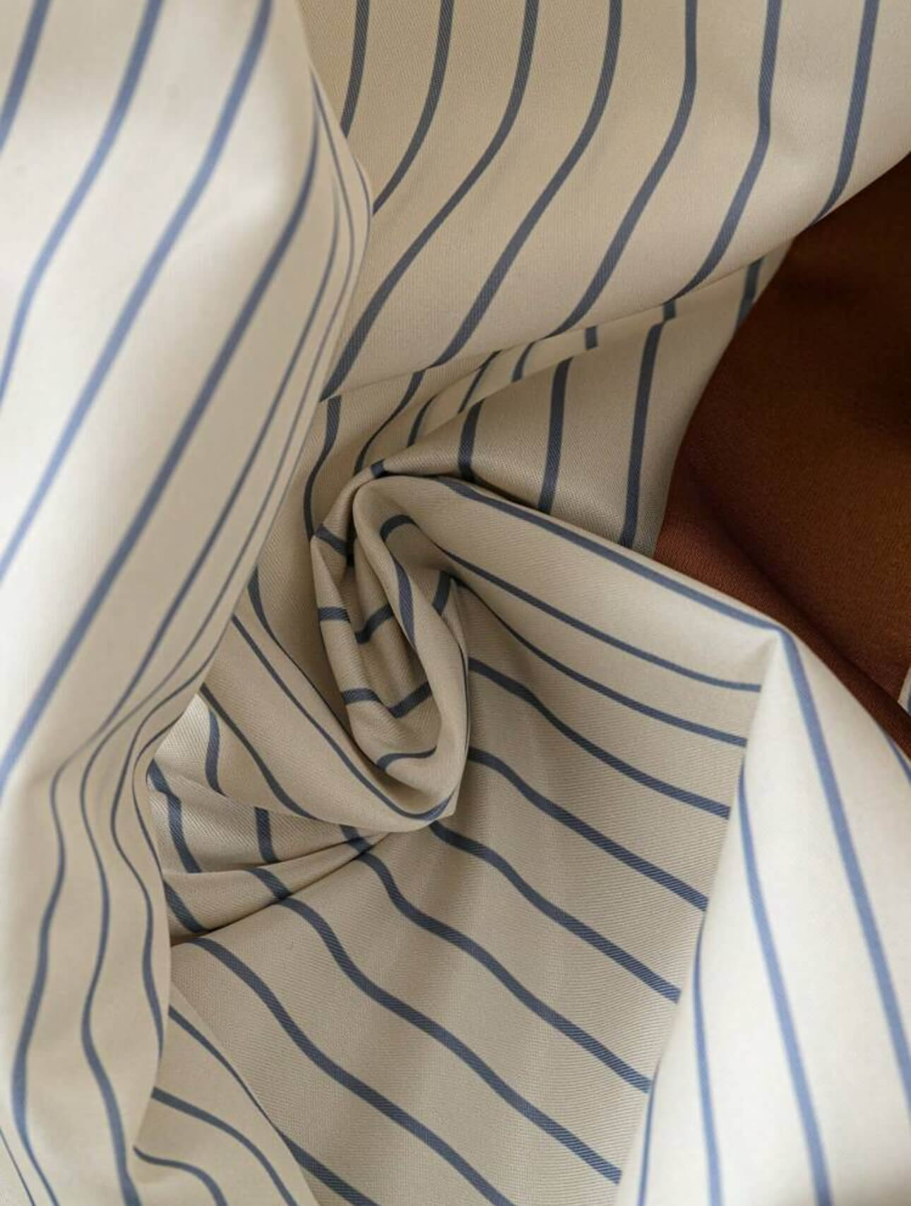 قميص اوف وايت مقلم سمائي مع شريط