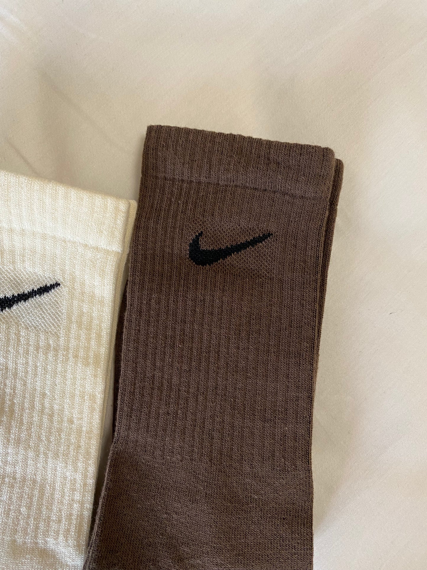  جواريب نايك بني غامق Nike