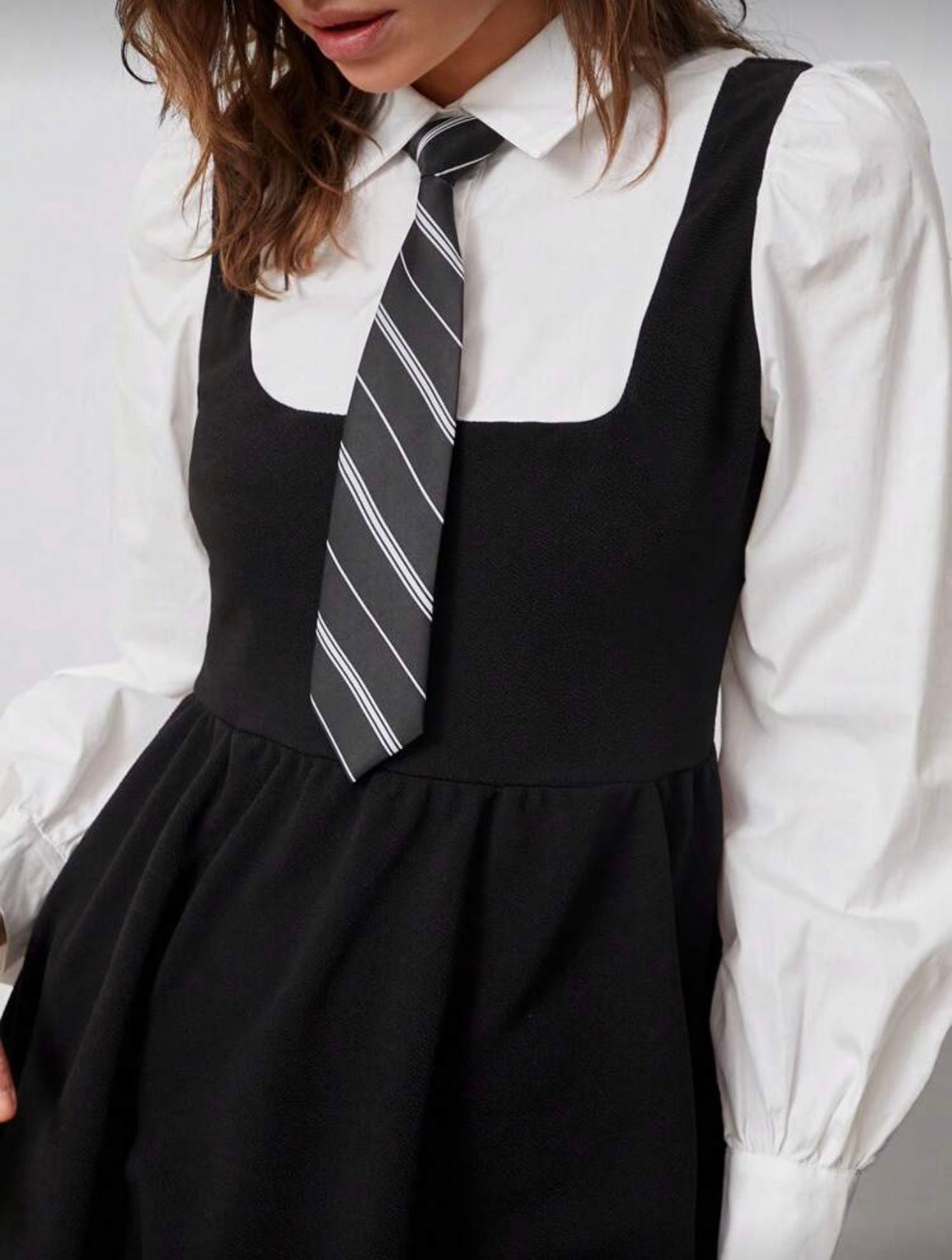 فستان مع قميص متصل وربطة عنق