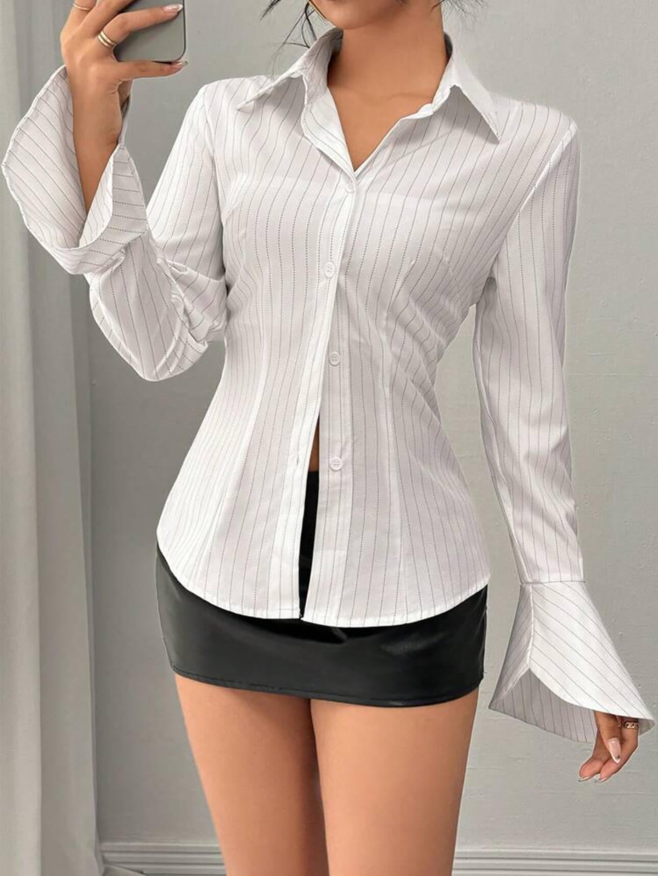 قميص أبيض مخطط بأزرار، خصر ضيق، تصميم بأكمام جرس،
