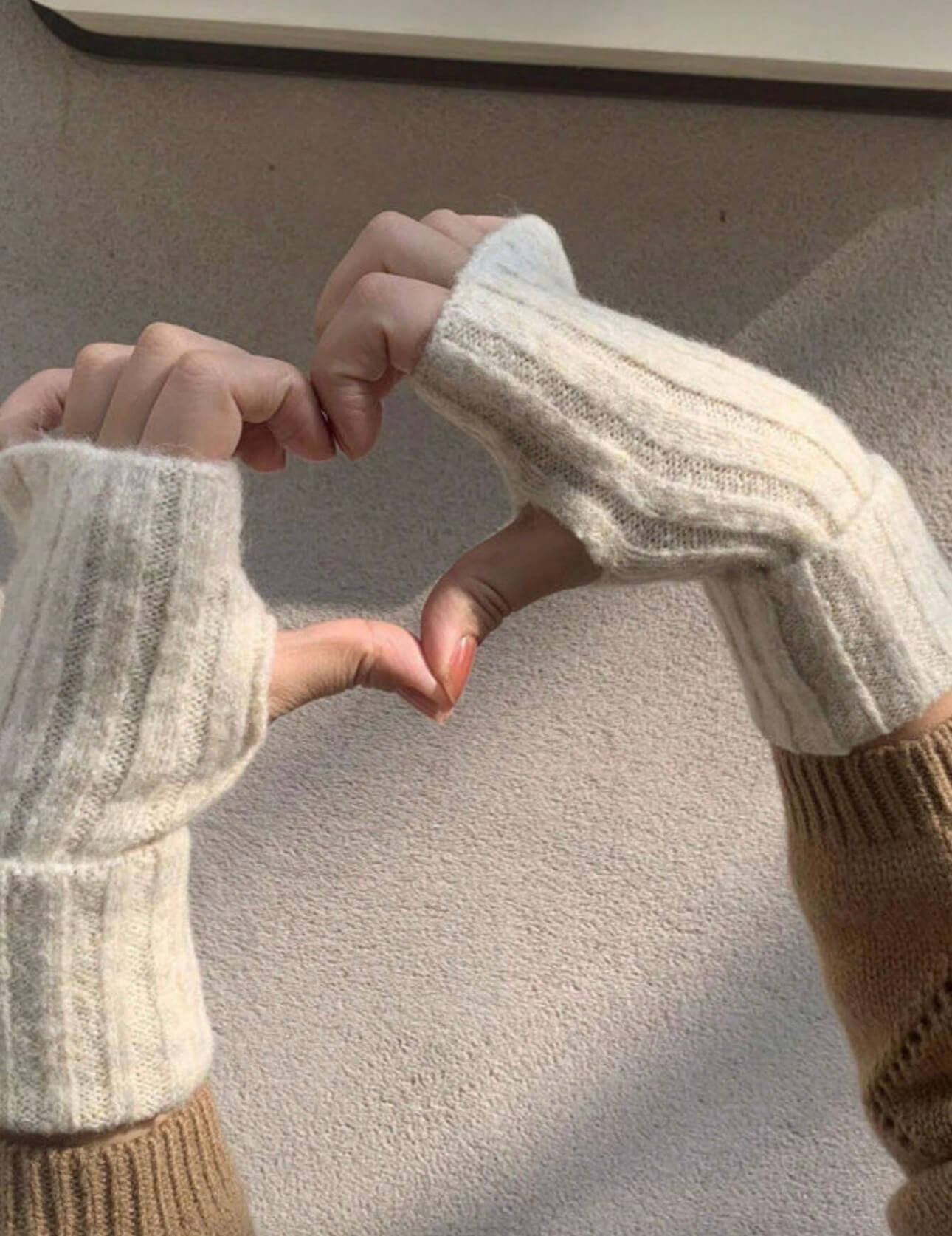 قفازات كفوف نسائيه حياكه ناعمه ساده بدون اصابع - لون بيجي فاتح اوف وايت