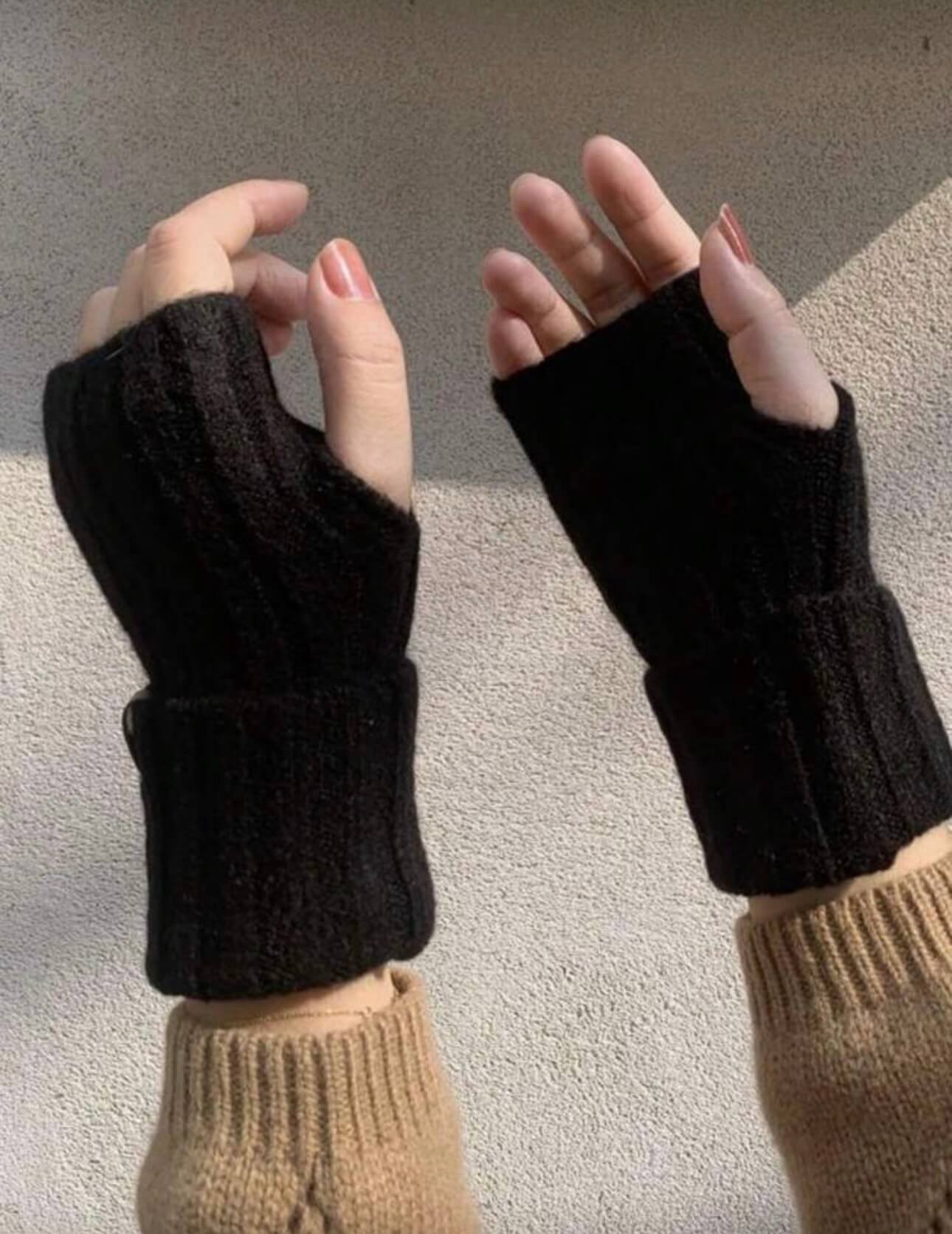 قفازات كفوف نسائيه حياكه ناعمه ساده بدون اصابع - لون اسود