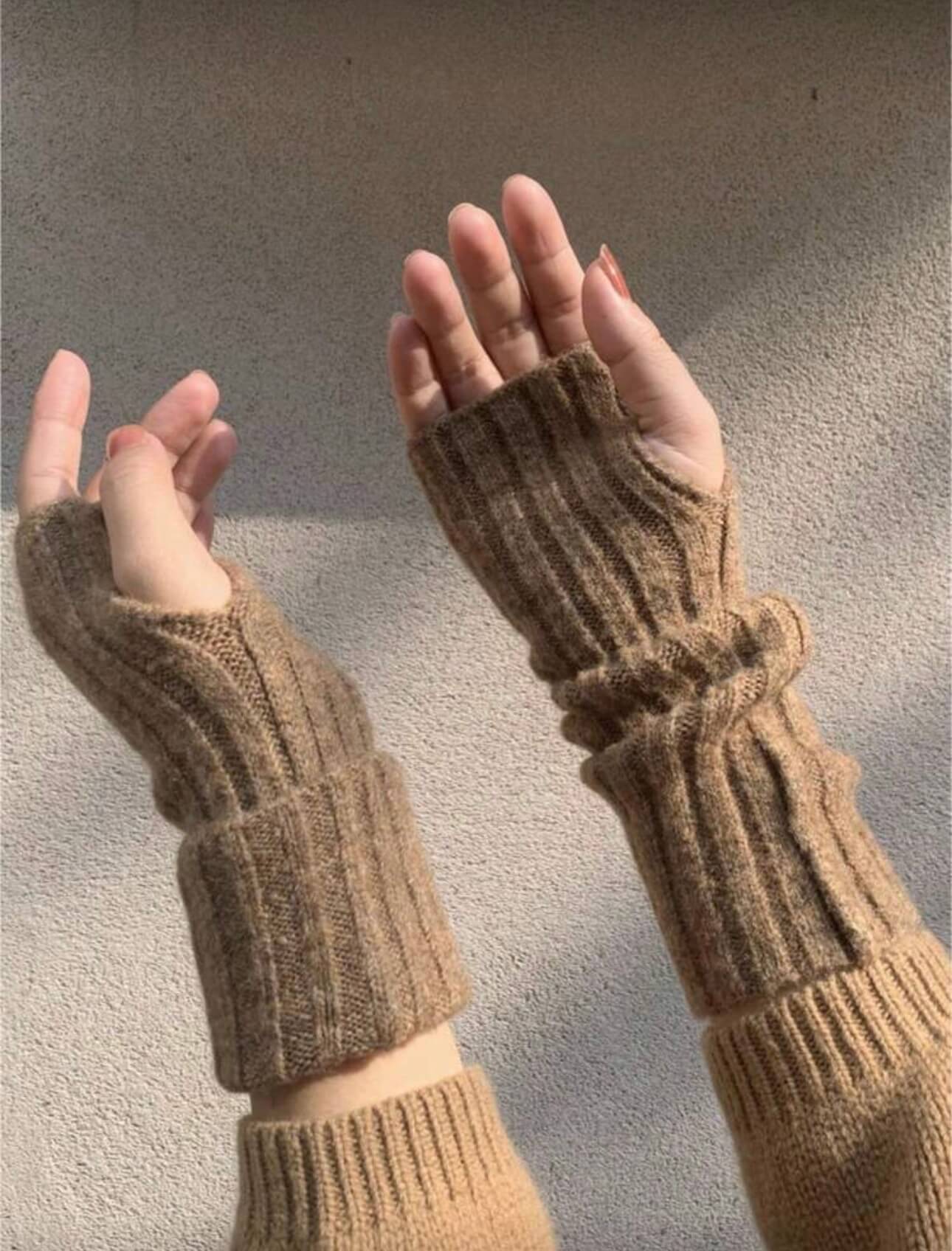 قفازات كفوف نسائيه حياكه ناعمه ساده بدون اصابع - لون بيجي غامق