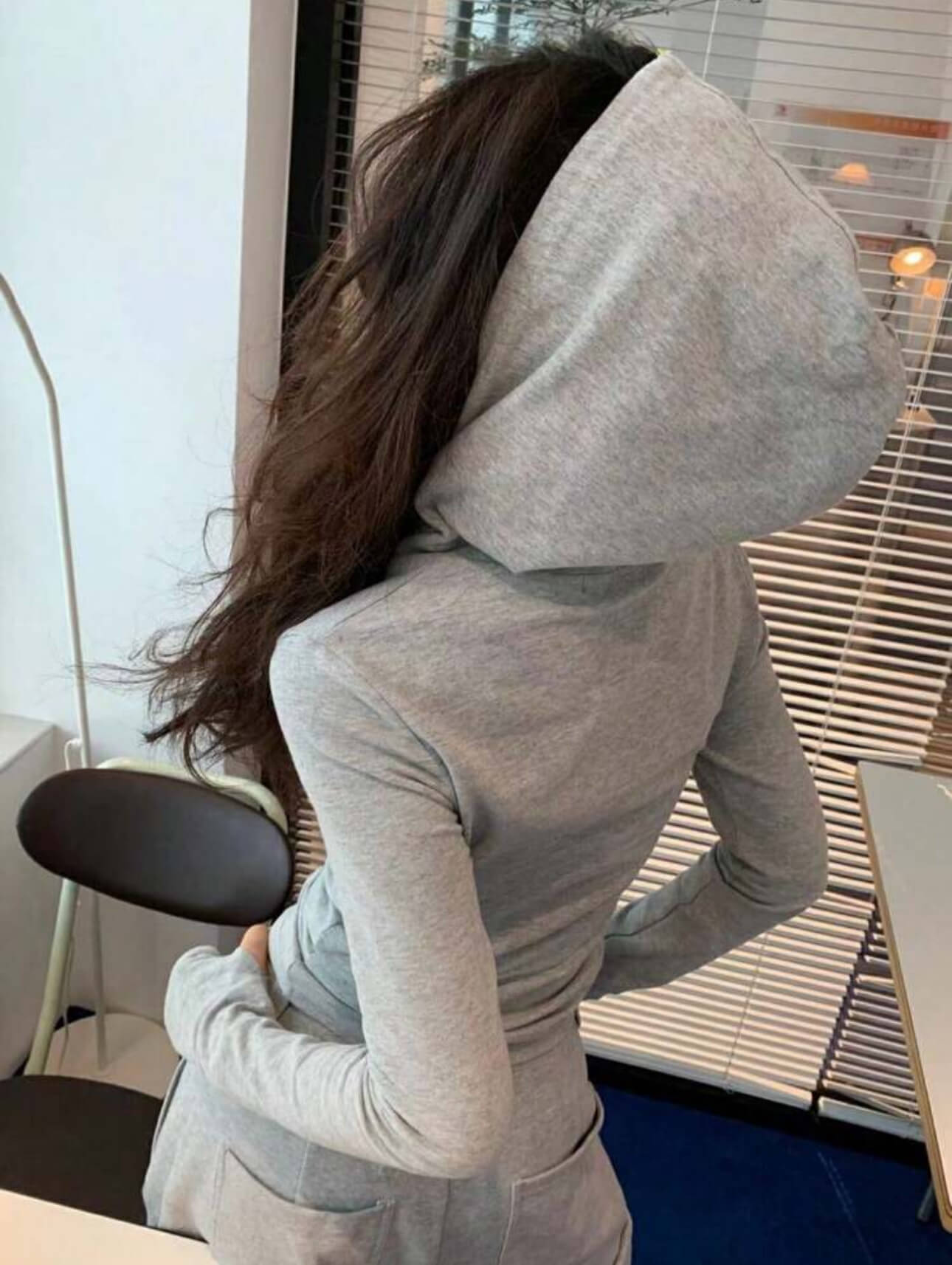 بلوز رصاصي فاتح مع كلاو