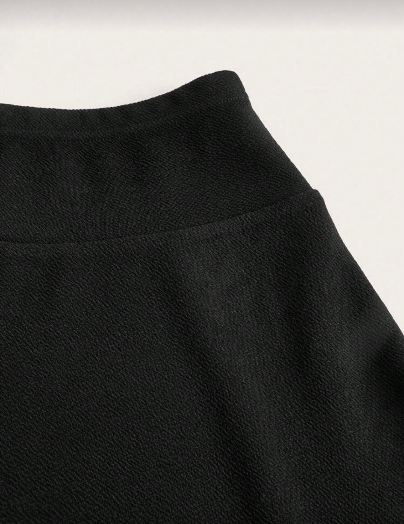 تنورة كلوش اسود